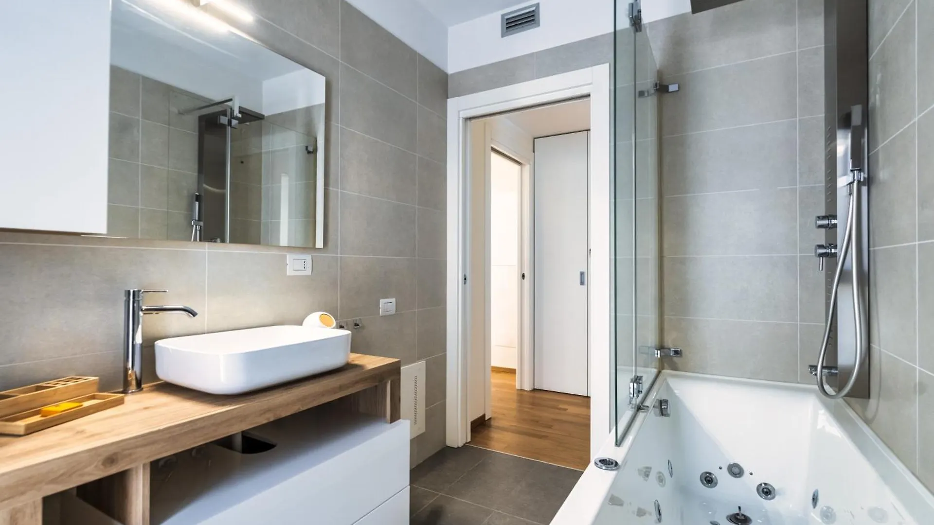 5 Min Walk From Subway Elegant & Modern Apartment Milan Italy