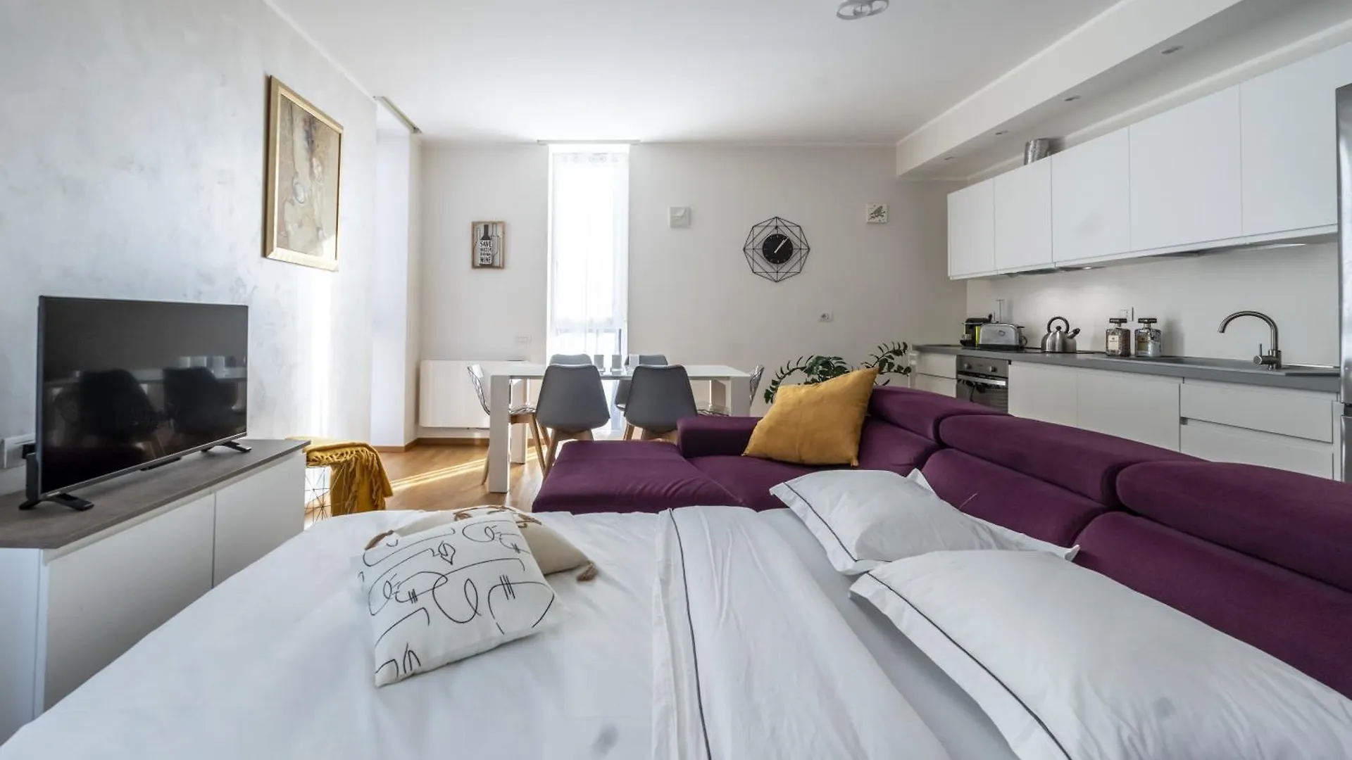 5 Min Walk From Subway Elegant & Modern Apartment Milan