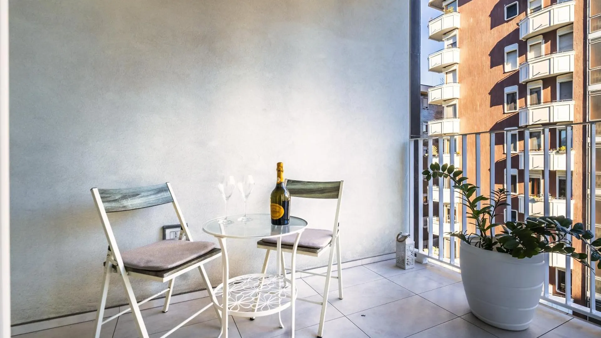 5 Min Walk From Subway Elegant & Modern Apartment Milan