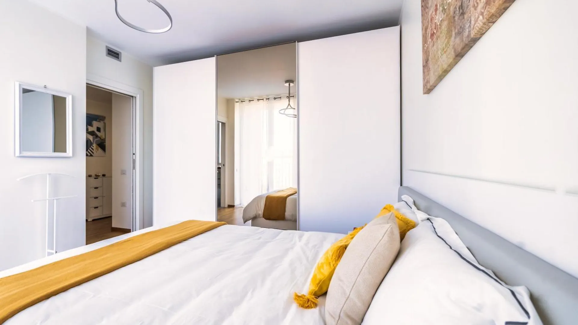 5 Min Walk From Subway Elegant & Modern Apartment Milan 0*,  Italy
